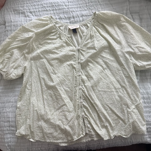 Chic Cream Blouse with Subtle Pattern - Picture 2 of 3